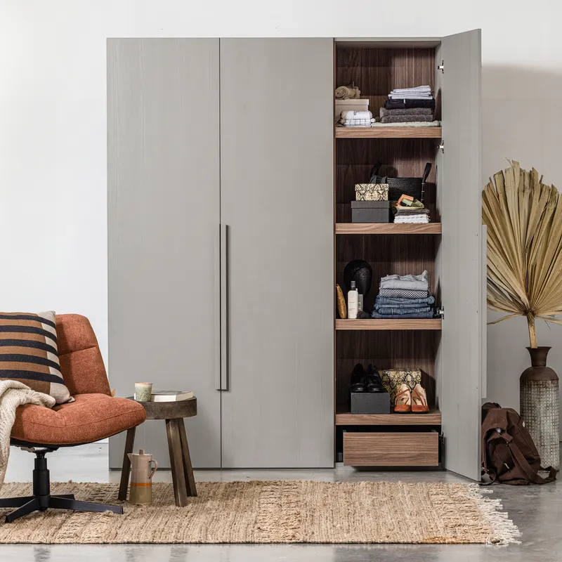 Rens Kleiderschrank, Pebble grey, 3-türig, im Wohnraum, Ansicht 1