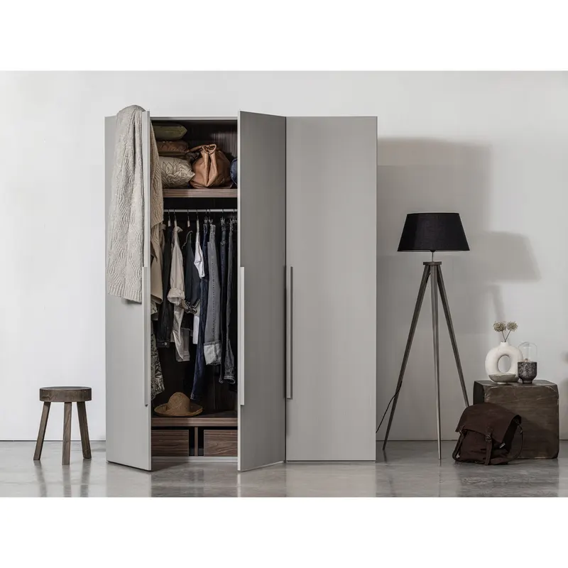 Rens Kleiderschrank, Pebble grey, 3-türig, im Wohnraum, Ansicht 2