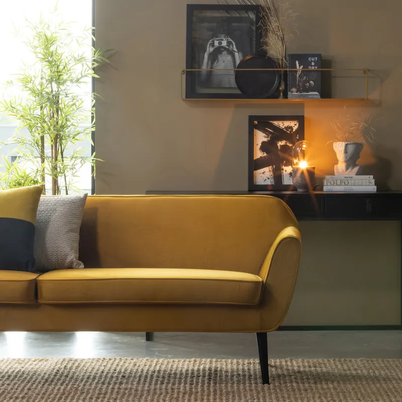 Rocco XL 4-Sitzer-Sofa mit 230 cm Breite, Ocker, Samt, im Wohnraum, Ansicht 1