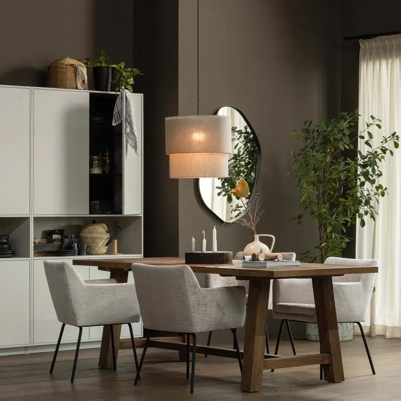 Romee Wandspiegel mit organischer Form, Schwarz, im Wohnraum, Ansicht 1