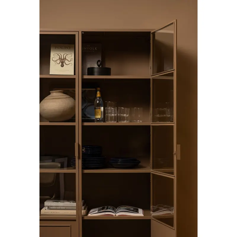 Ronja Vitrine aus Metall mit zwei Türen, Militärbraun, im Wohnraum