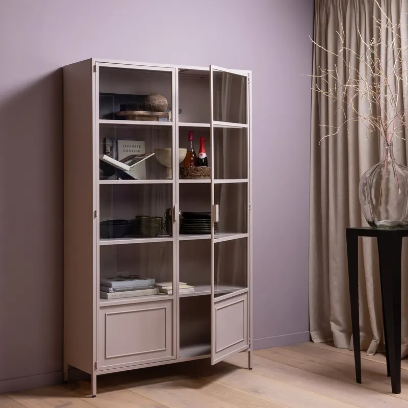 Ronja Vitrine aus Metall mit zwei Türen, Rosa, im Wohnraum, Ansicht 1
