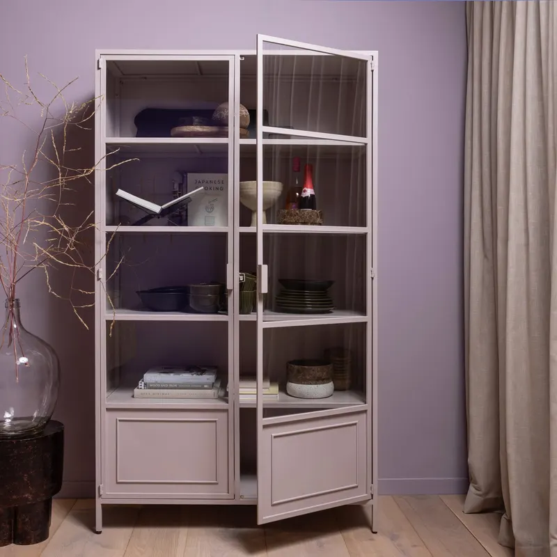 Ronja Vitrine aus Metall mit zwei Türen, Rosa, im Wohnraum, Ansicht 2