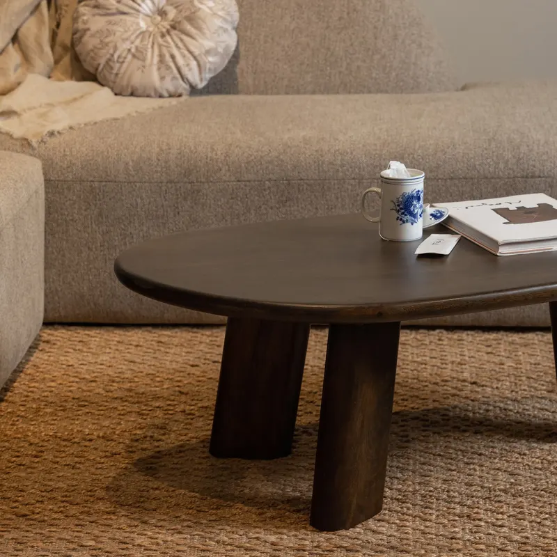 Roundly Couchtisch, Walnuss, im Wohnraum, Ansicht 1