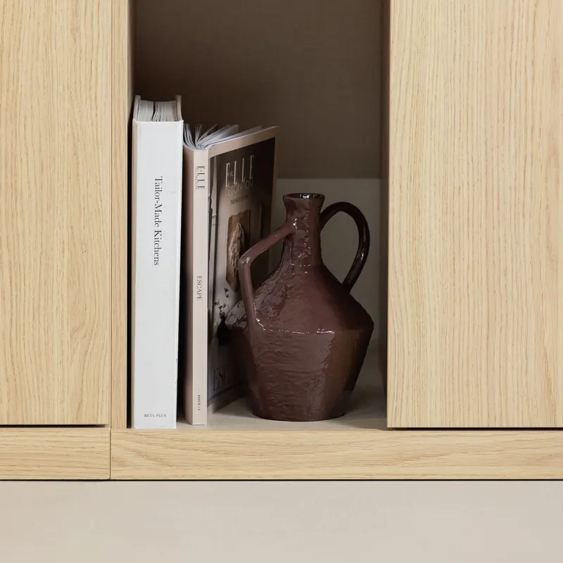 Ryla Vase aus Metall, Mokkabraun, im Wohnraum, Ansicht 1