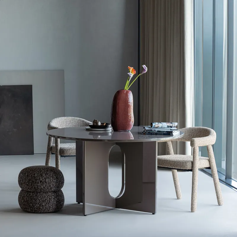 Sahil Vase aus Glas, Braun/rot, im Wohnraum