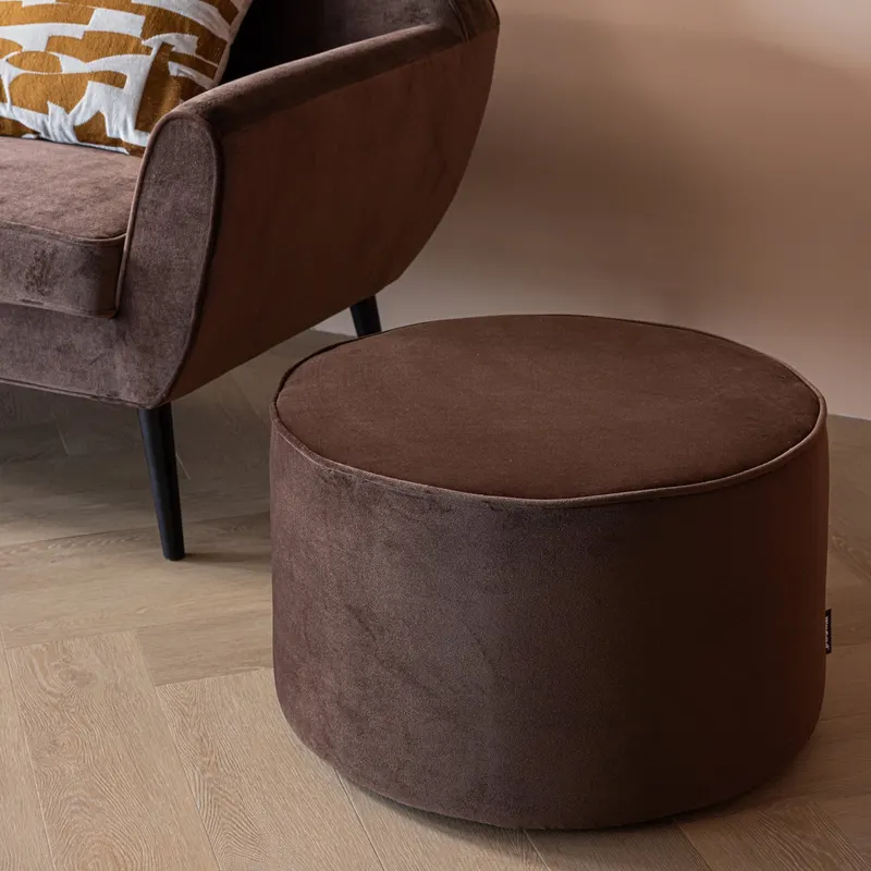 Sara niedriger runder Hocker, Ø 60 cm, Dunkelbraun · Samt, im Wohnraum