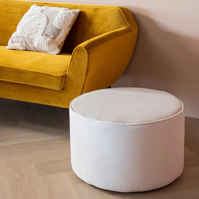 Sara niedriger runder Hocker, Ø 60 cm, Off white · Samt, im Wohnraum