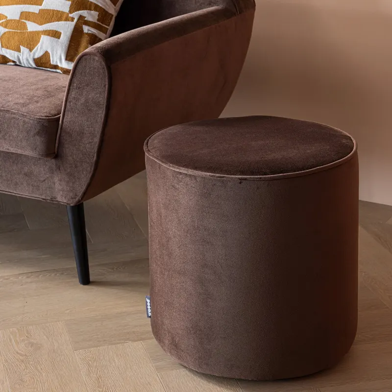 Sara runder Hocker, 46 cm hoch, Dunkelbraun · Samt, im Wohnraum