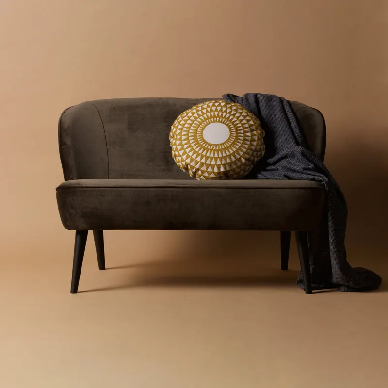 Sara kleines Sofa mit hohen Holzbeinen, Grün, Samt, im Wohnraum
