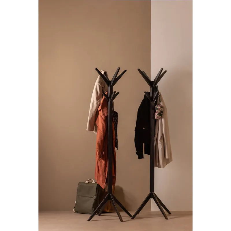 Studio Garderobenständer mit acht Haken, Schwarz, im Wohnraum