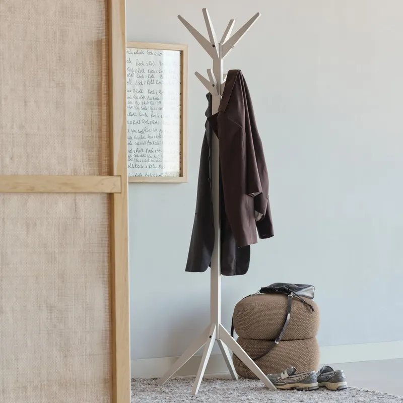 Studio Garderobenständer mit acht Haken, Sand, im Wohnraum