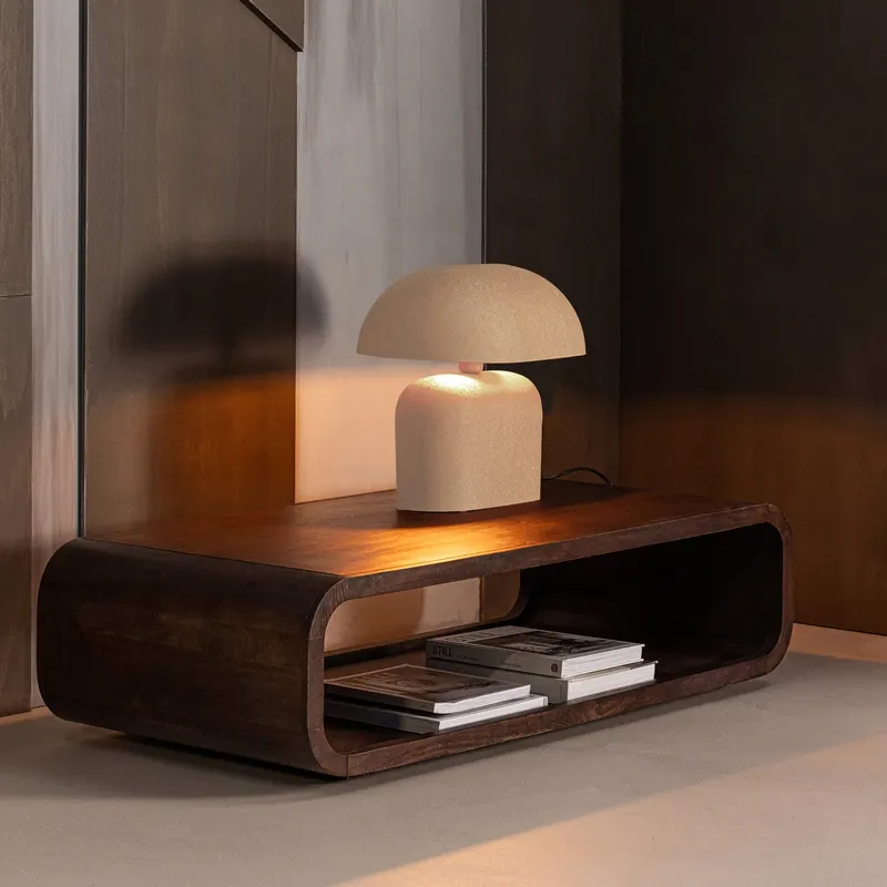 Tilo Tischlampe, beige, im Wohnraum