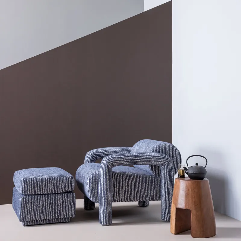 Lou Hocker mit Dessin, Grau-blau, im Wohnraum, Ansicht 2