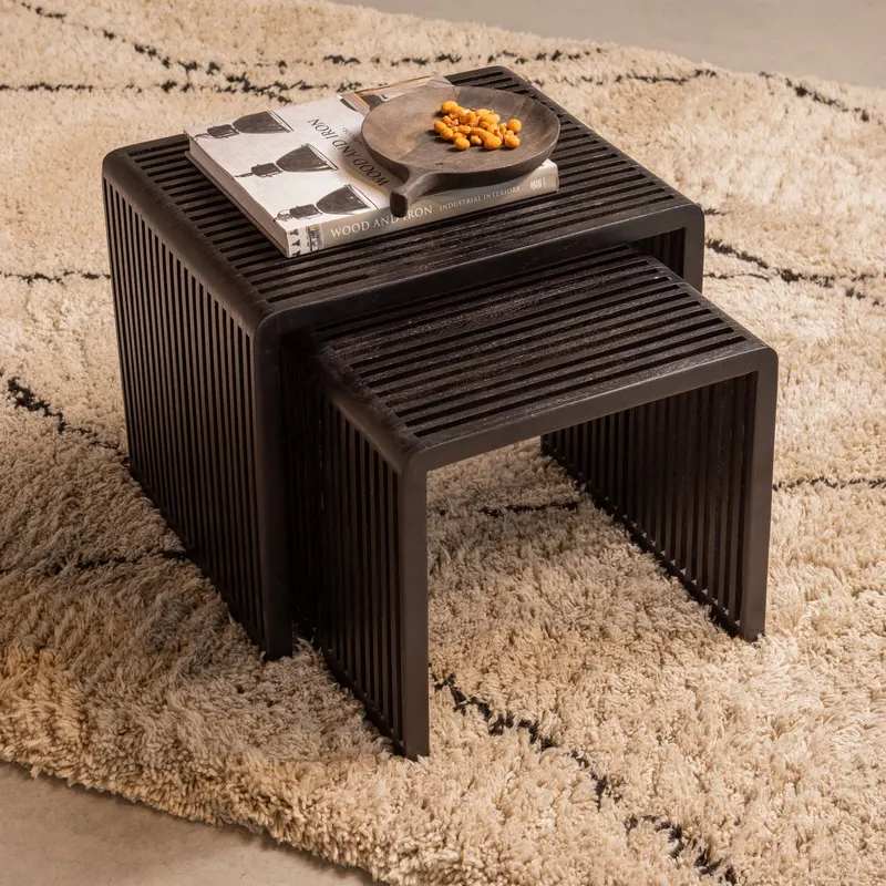 Willa Beistelltisch-Set aus recyceltem Teakholz, Schwarz, im Wohnraum, Ansicht 1