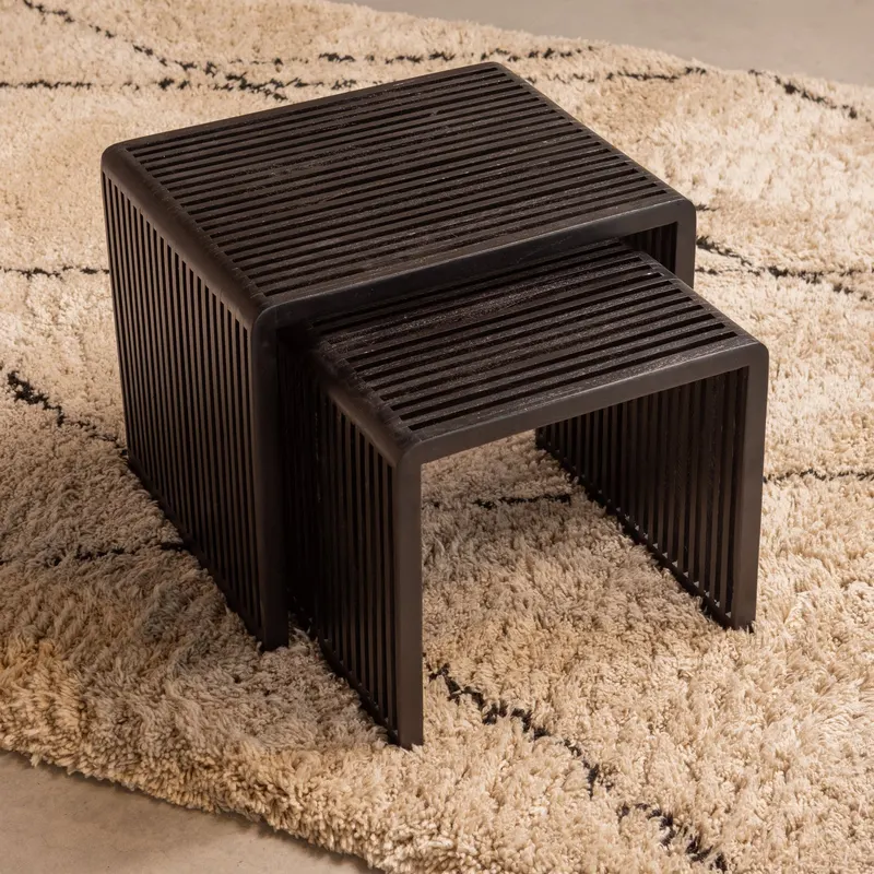 Willa Beistelltisch-Set aus recyceltem Teakholz, Schwarz, im Wohnraum, Ansicht 2