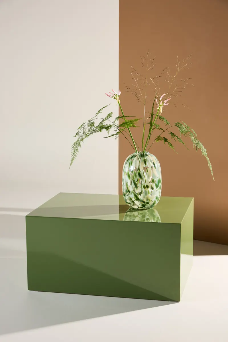 York eckiger Couchtisch in Blockform in 80 × 60 cm, Dunkelgrün, im Wohnraum, Ansicht 1