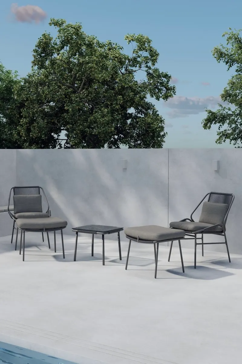 Zakynthos Gartenlounge mit zwei Sesseln, Fußhockern und Glastisch, im Wohnraum
