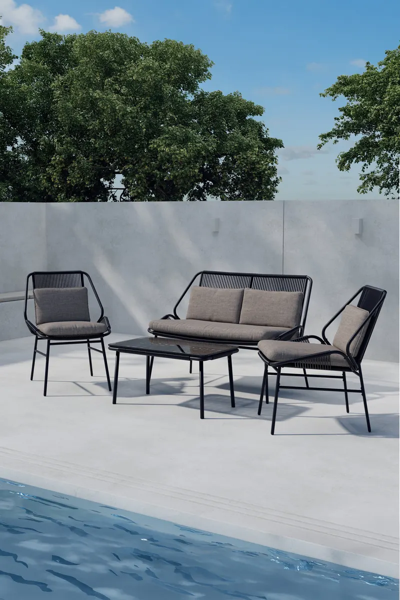 Zakynthos Gartenlounge mit Sofa, zwei Sesseln und Glastisch in Klar, Gestell Schwarz, im Wohnraum