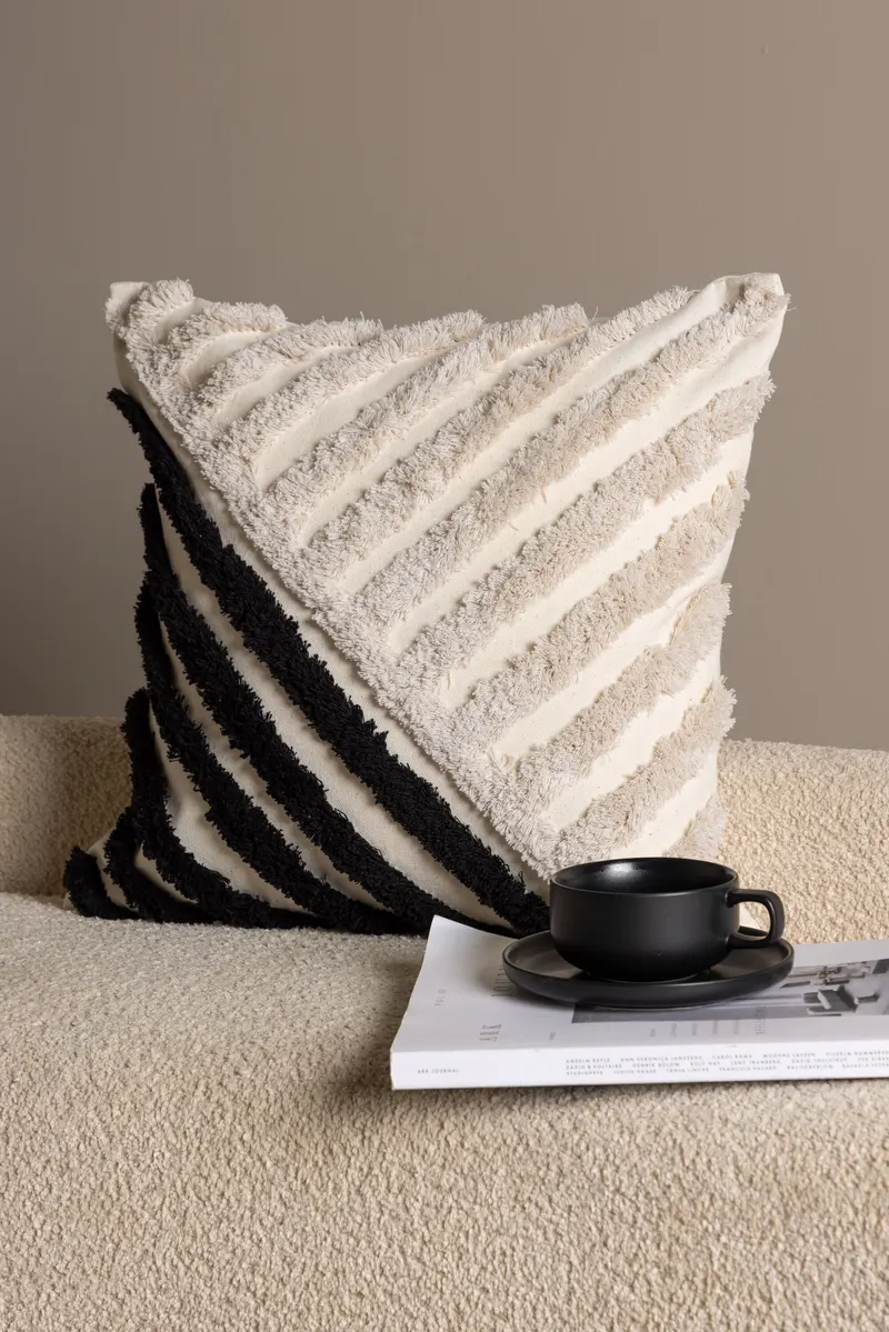 Zara Kissenbezug 45 × 45 cm mit getuftetem Linienmuster, im Wohnraum, Ansicht 1