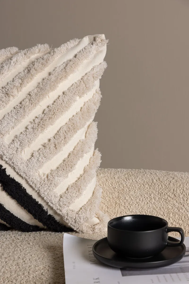 Zara Kissenbezug 45 × 45 cm mit getuftetem Linienmuster, im Wohnraum, Ansicht 2