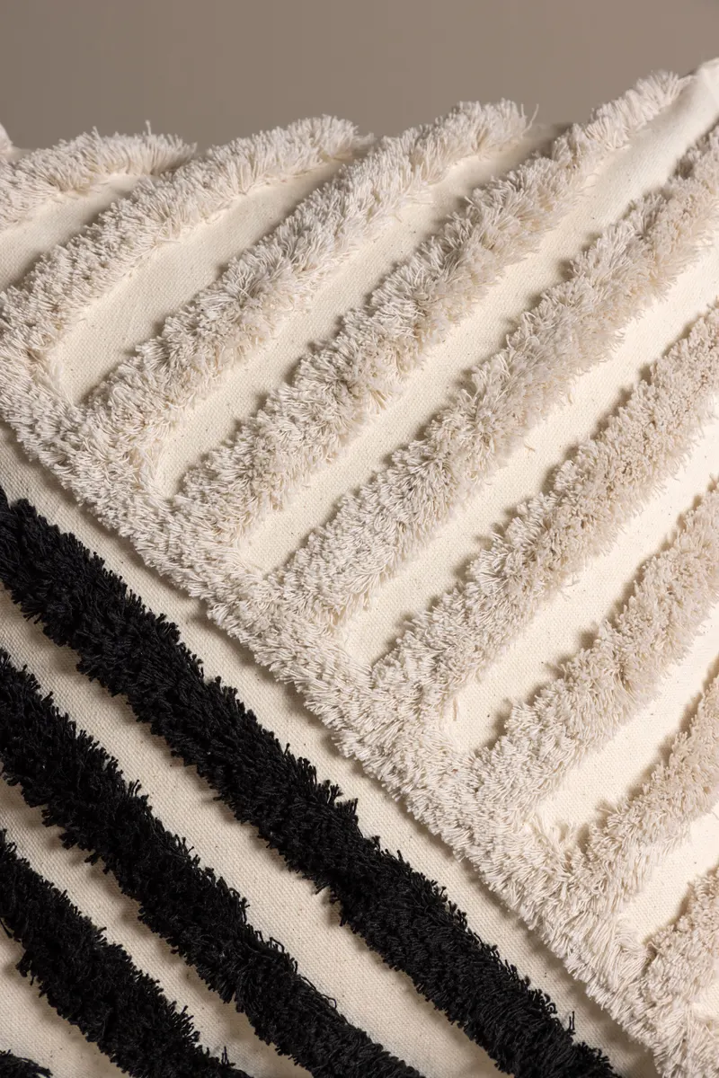 Zara Kissenbezug 45 × 45 cm mit getuftetem Linienmuster, im Wohnraum, Ansicht 3