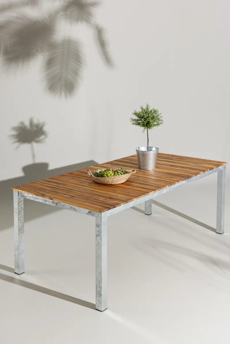 Zenia Gartentisch mit Akazienplatte und Stahlgestell, im Wohnraum, Ansicht 1