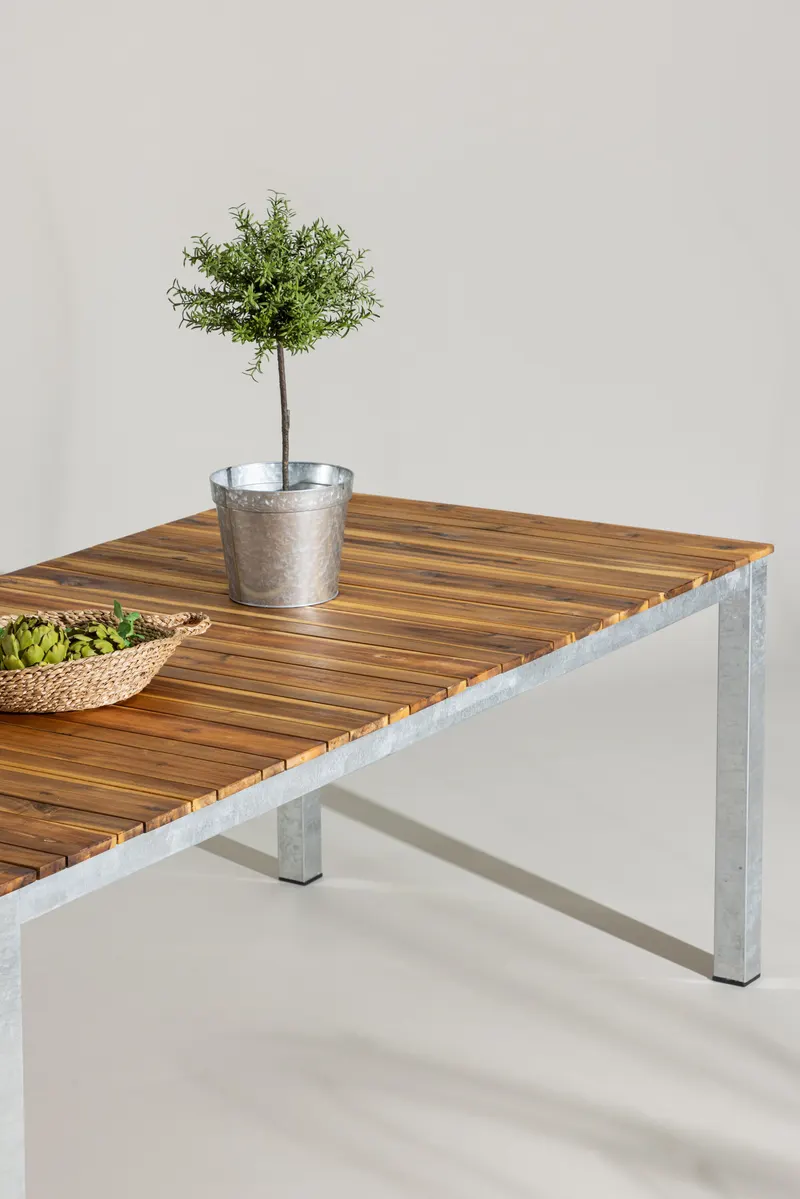 Zenia Gartentisch mit Akazienplatte und Stahlgestell, im Wohnraum, Ansicht 2