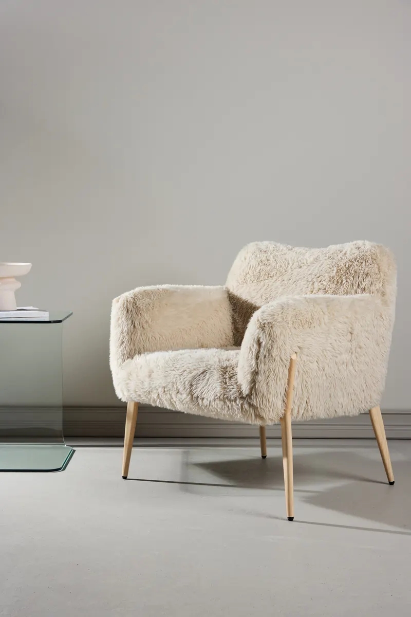 Zenzi Sessel mit Kunstfell und Beinen in Holzoptik, im Wohnraum, Ansicht 1