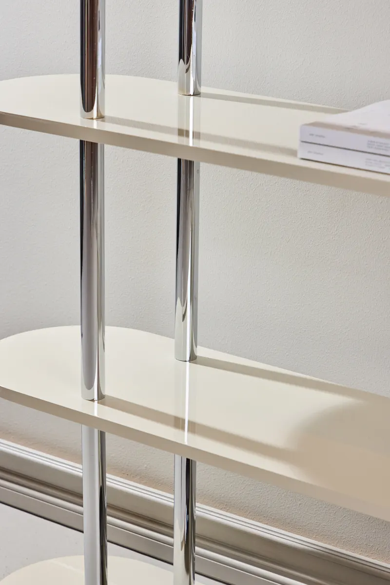 Zino Standregal mit silbernen Beinen, im Wohnraum, Ansicht 3