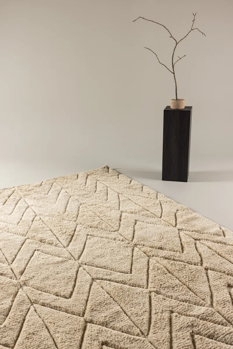 Zoe Wollteppich mit V-Linienmuster in 300 × 200 cm, im Wohnraum, Ansicht 1