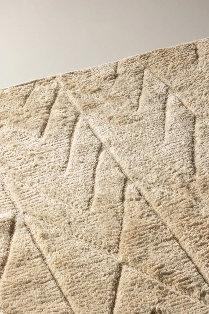 Zoe Wollteppich mit V-Linienmuster in 300 × 200 cm, im Wohnraum, Ansicht 3