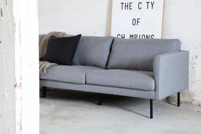Zoom 3-Sitzer-Sofa auf schmalen Stahlbeinen in Grau, Gestell Schwarz, Polyester, im Wohnraum, Ansicht 4