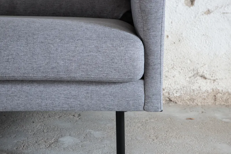 Zoom 3-Sitzer-Sofa auf schmalen Stahlbeinen in Grau, Gestell Schwarz, Polyester, im Wohnraum, Ansicht 5