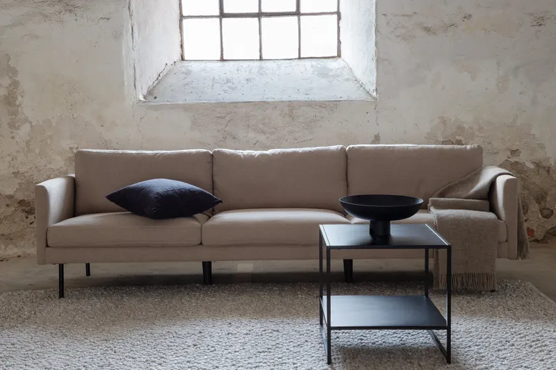 Zoom 3-Sitzer-Sofa auf schmalen Stahlbeinen in Braun, Gestell Schwarz, Polyester, im Wohnraum, Ansicht 1