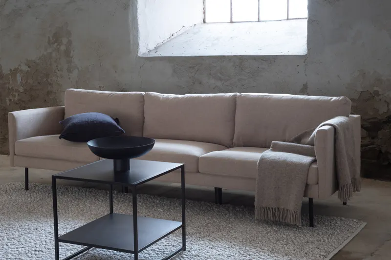 Zoom 3-Sitzer-Sofa auf schmalen Stahlbeinen in Braun, Gestell Schwarz, Polyester, im Wohnraum, Ansicht 2