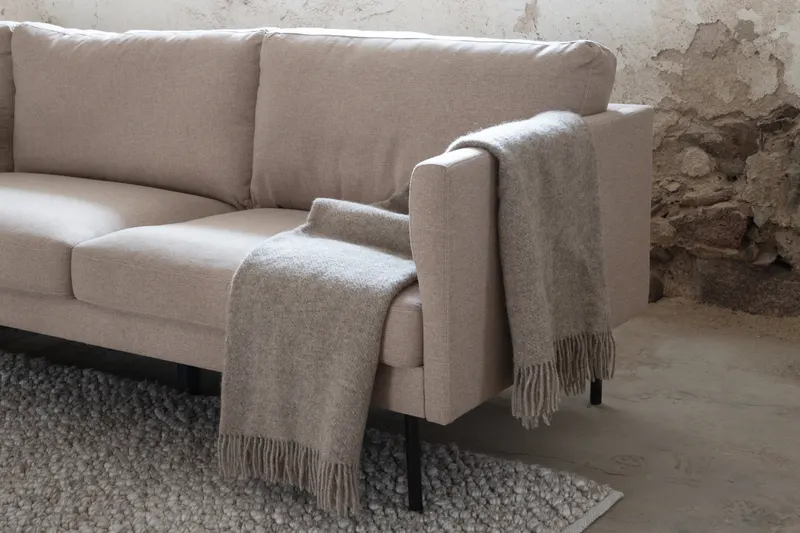 Zoom 3-Sitzer-Sofa auf schmalen Stahlbeinen in Braun, Gestell Schwarz, Polyester, im Wohnraum, Ansicht 3