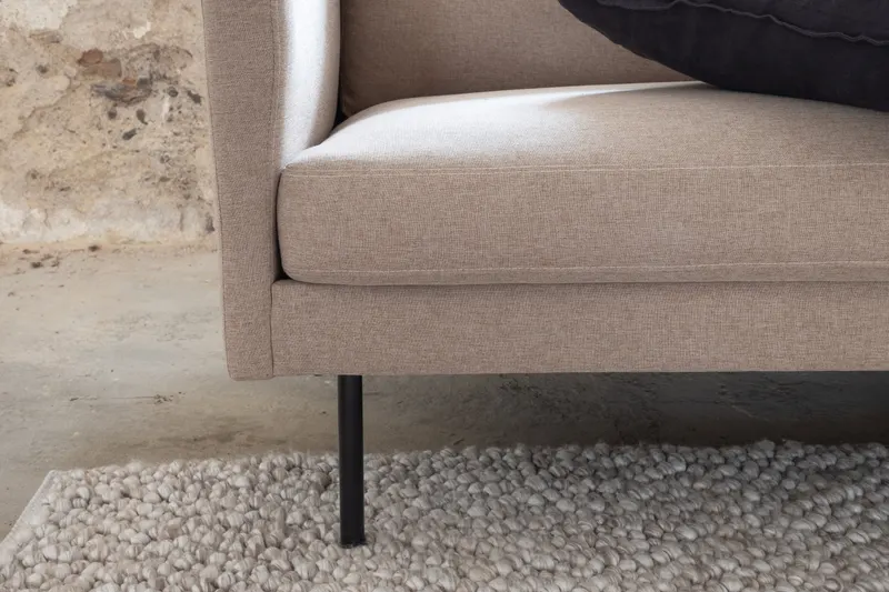 Zoom 3-Sitzer-Sofa auf schmalen Stahlbeinen in Braun, Gestell Schwarz, Polyester, im Wohnraum, Ansicht 4