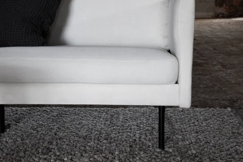 Zoom 3-Sitzer-Sofa auf schmalen Stahlbeinen in Hellbeige, Gestell Schwarz, Polyester, im Wohnraum, Ansicht 3