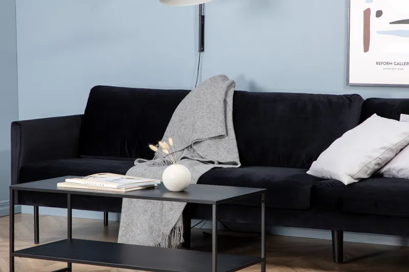 Zoom 3-Sitzer-Sofa auf schmalen Stahlbeinen in Schwarz, Polyester-Samt, im Wohnraum, Ansicht 3