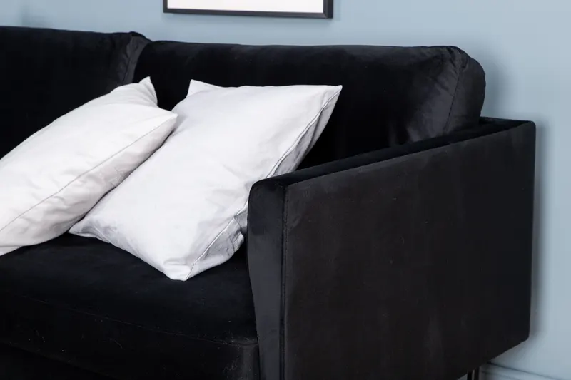 Zoom 3-Sitzer-Sofa auf schmalen Stahlbeinen in Schwarz, Polyester-Samt, im Wohnraum, Ansicht 4