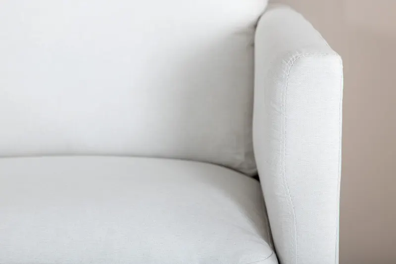 Zoom 2-Sitzer-Sofa mit Stahlbeinen in Schwarz, im Wohnraum, Ansicht 4