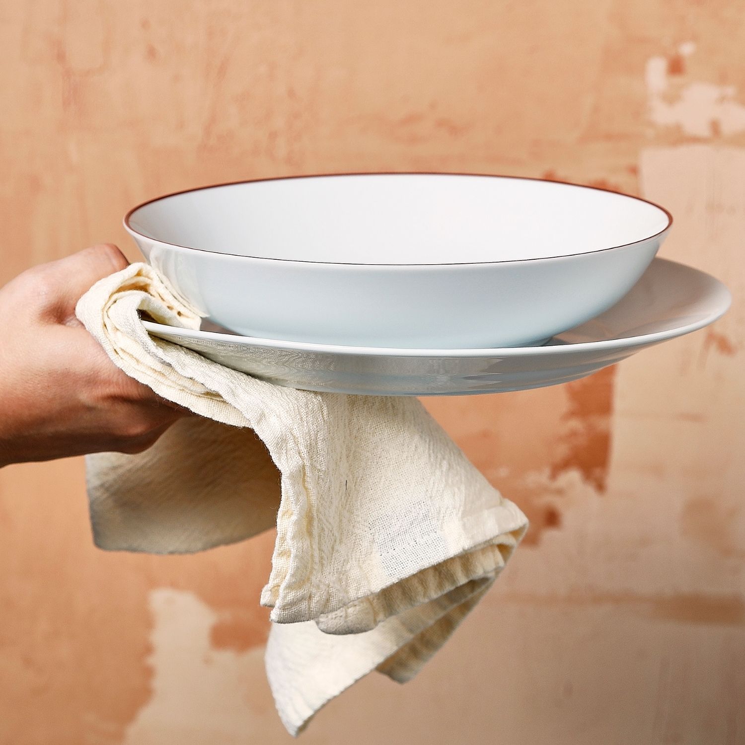 Basic White Schale aus Porzellan, Coupe burgunderroter Rand, Ø 27 cm, H 4 cm, Ansicht 3