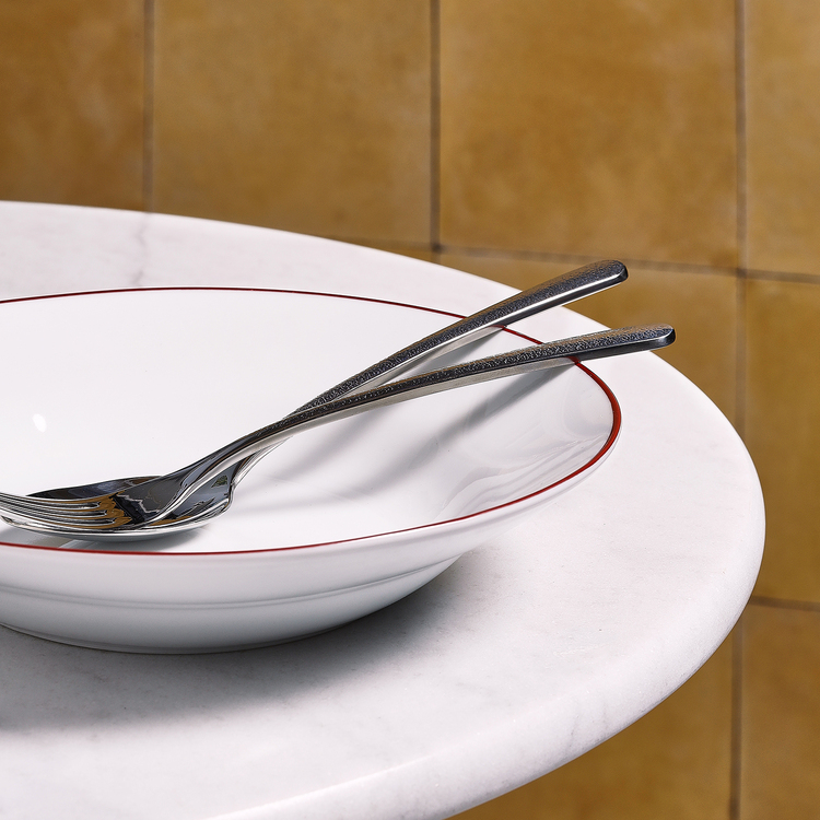 Basic White Suppenteller aus Porzellan, burgunderroter Rand, Ø 23 cm, H 4 cm, Ansicht 3