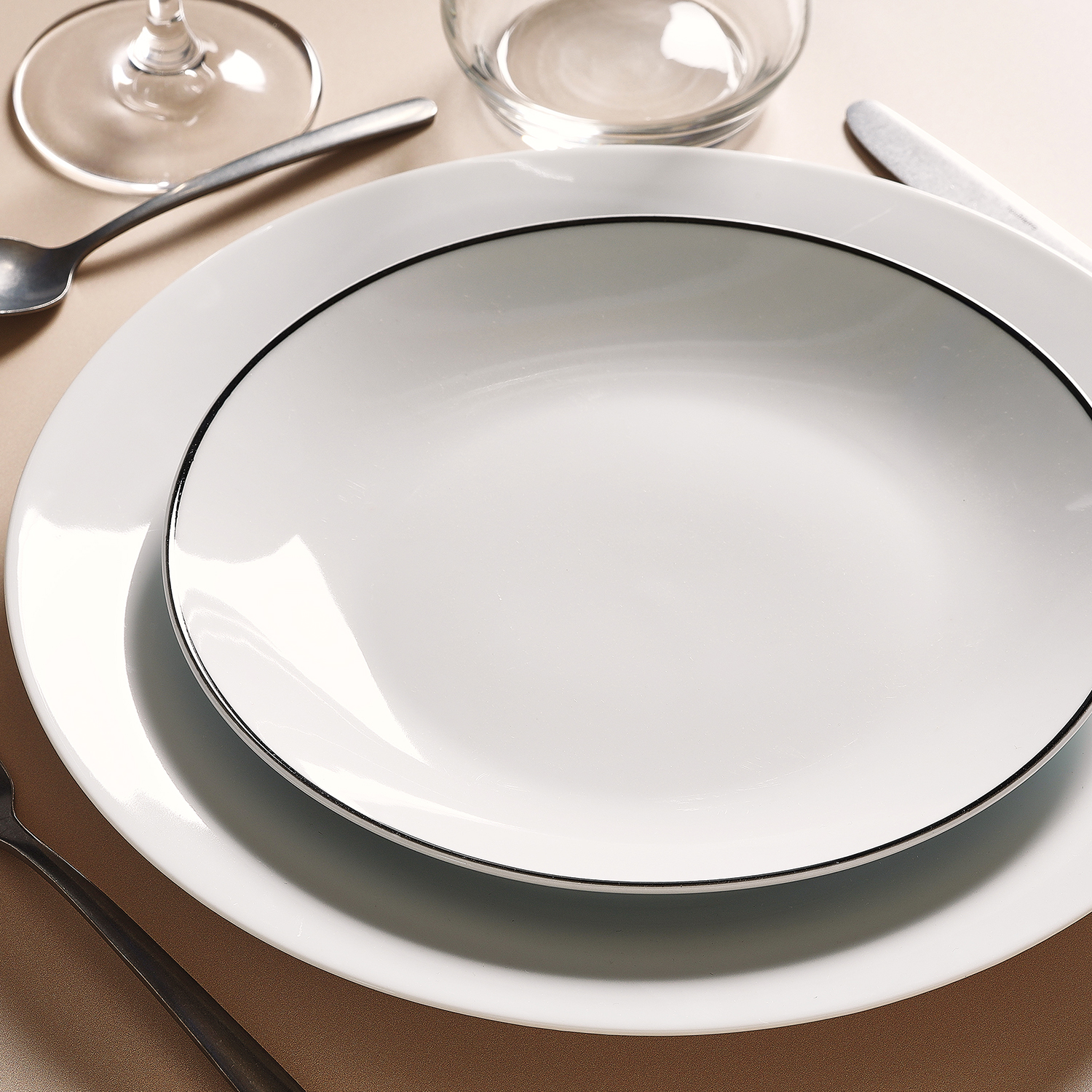 Basic White Teller aus Porzellan, Coupe schwarzer Rand, Ø 20,5 cm, Ansicht 3