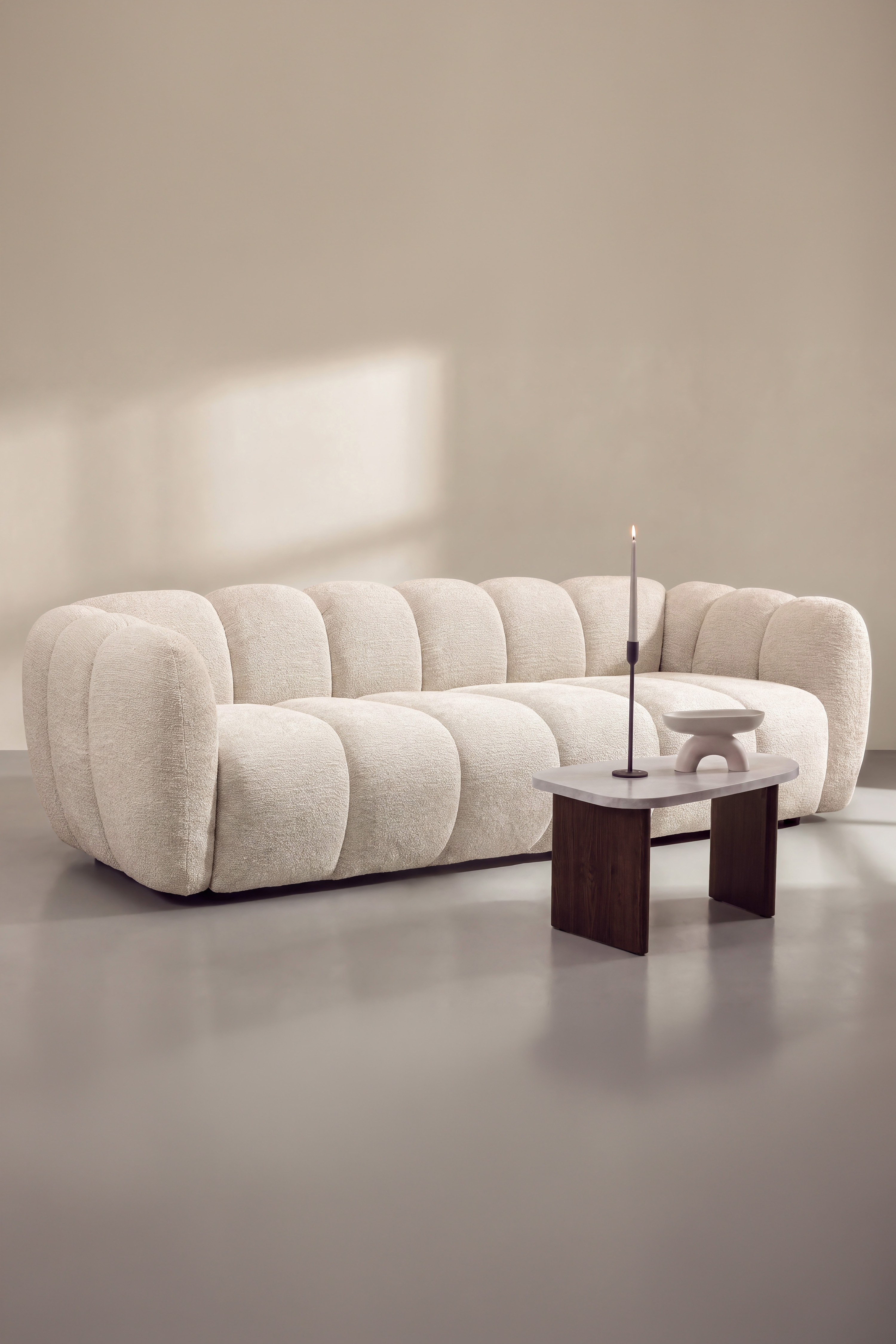 Bobo Sofa mit Pfeifensteppung und Beinen aus Kautschukholz in einer Wohnszene