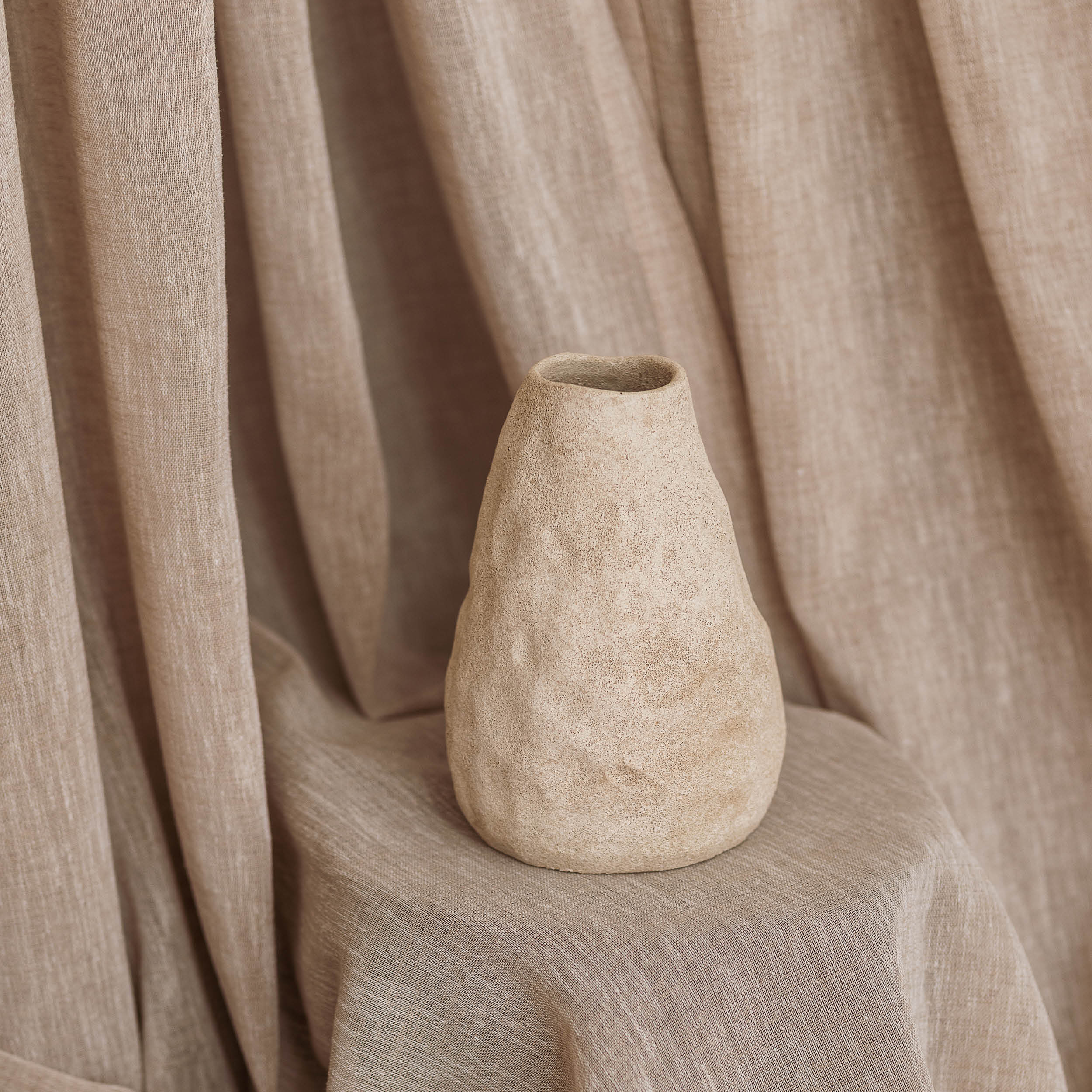 Cave Vase aus Steinzeug, Beige, Ø 14,5 cm, H 22 cm, Ansicht 4