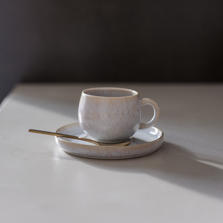 Curvy Mokka-Untertasse aus Steinzeug, Perlmutt, Ø 11 cm, Ansicht 4