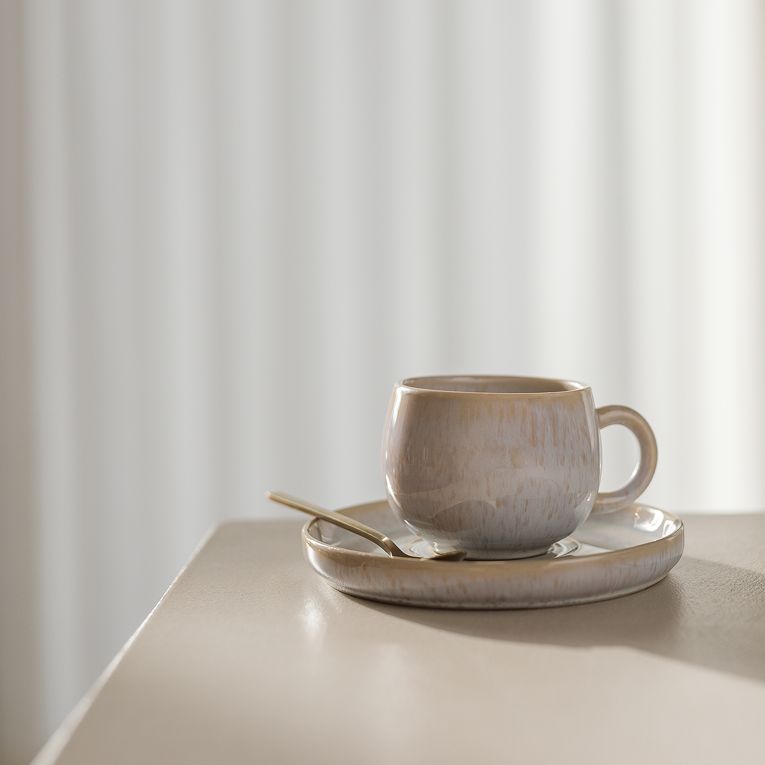 Curvy Untertasse aus Steinzeug, Perlmutt, Ø 14 cm, Ansicht 4