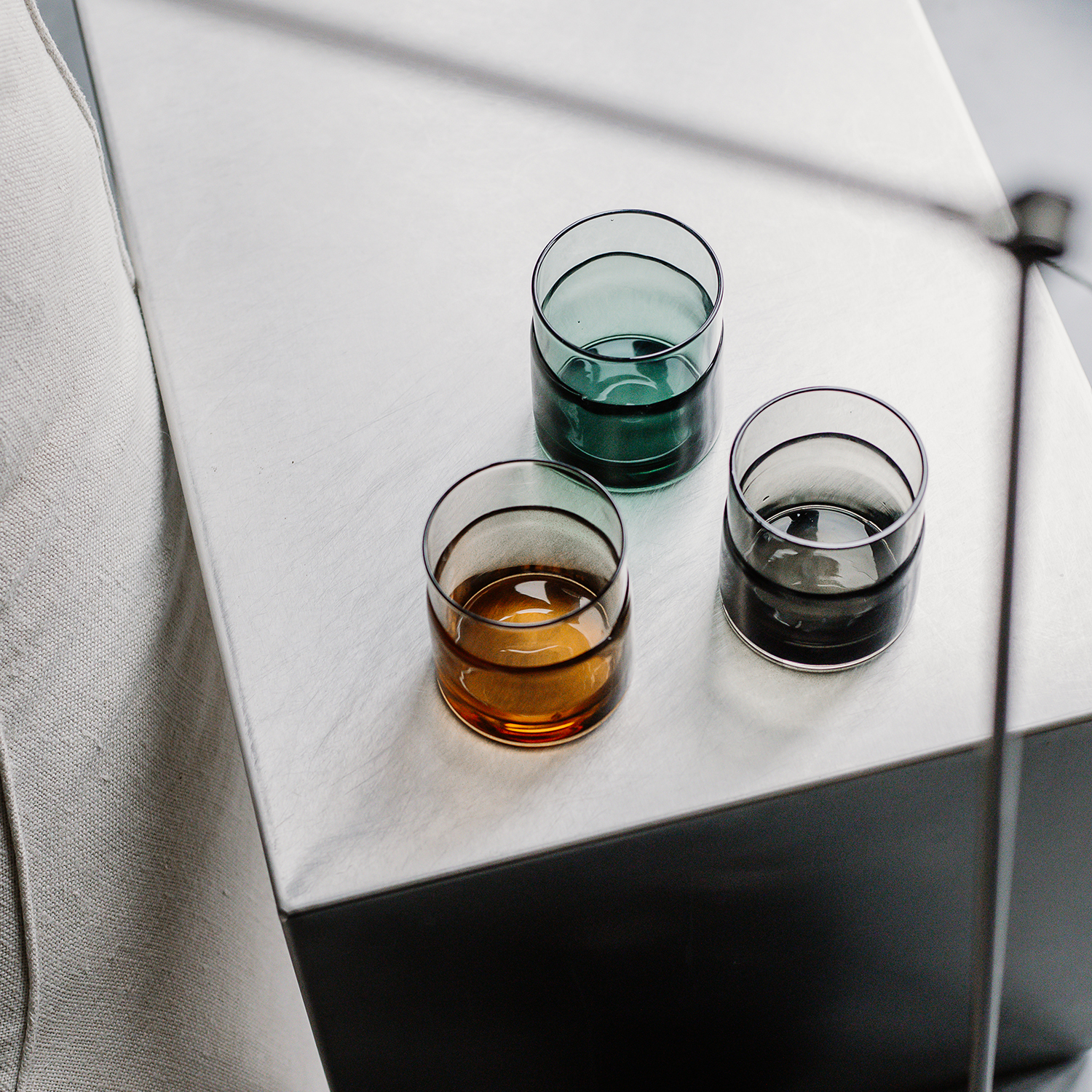 Mono Trinkglas aus durchgefärbtem Glas, Bernstein, 315 ml, Ansicht 4